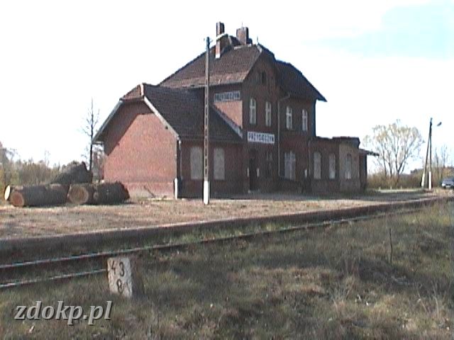 2005-04-25.20 stacja przysieczyn.JPG - Stacja Przysieczyn - budynek stacyjny (o stacji 43.838 km),43.8 km